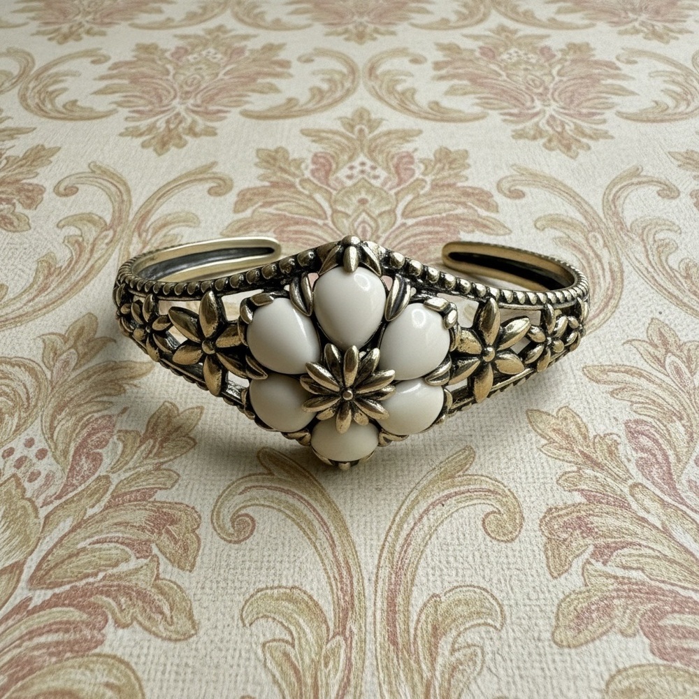 Carolyn Pollack Cuff-- white Ceramic Flower signed & stamped - Picture 3 of 9